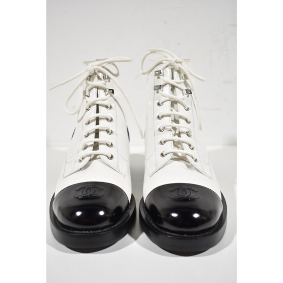 Chanel 21P White Black Crumpled Shiny CC Combat Lace Up Tie Ankle Short Boots 40 - Picture 4 of 12